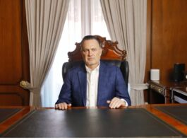 La ley que Mauricio Kuri dice vetar no es exactamente la que aprobó el Congreso Mauricio Kuri sentado detrás de un escritorio en una oficina gubernamental, durante un mensaje relacionado con el veto a la ley de identidad de género en Querétaro.