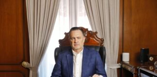 La ley que Mauricio Kuri dice vetar no es exactamente la que aprobó el Congreso Mauricio Kuri sentado detrás de un escritorio en una oficina gubernamental, durante un mensaje relacionado con el veto a la ley de identidad de género en Querétaro.