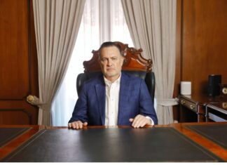 La ley que Mauricio Kuri dice vetar no es exactamente la que aprobó el Congreso Mauricio Kuri sentado detrás de un escritorio en una oficina gubernamental, durante un mensaje relacionado con el veto a la ley de identidad de género en Querétaro.