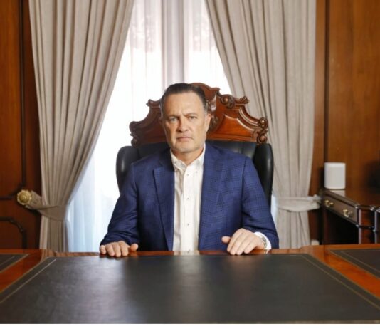 La ley que Mauricio Kuri dice vetar no es exactamente la que aprobó el Congreso Mauricio Kuri sentado detrás de un escritorio en una oficina gubernamental, durante un mensaje relacionado con el veto a la ley de identidad de género en Querétaro.