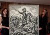 Ayuso no fue rechazada por venir a México, sino por hablarle a México desde arriba Isabel Díaz Ayuso y Alessandra Rojo de la Vega posan junto a una ilustración de escenas de la Conquista durante una reunión política en México.