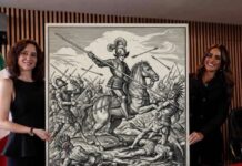 Ayuso no fue rechazada por venir a México, sino por hablarle a México desde arriba Isabel Díaz Ayuso y Alessandra Rojo de la Vega posan junto a una ilustración de escenas de la Conquista durante una reunión política en México.