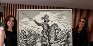 Ayuso no fue rechazada por venir a México, sino por hablarle a México desde arriba Isabel Díaz Ayuso y Alessandra Rojo de la Vega posan junto a una ilustración de escenas de la Conquista durante una reunión política en México.