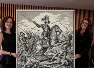 Ayuso no fue rechazada por venir a México, sino por hablarle a México desde arriba Isabel Díaz Ayuso y Alessandra Rojo de la Vega posan junto a una ilustración de escenas de la Conquista durante una reunión política en México.