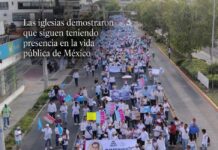 Las iglesias vuelven a ocupar el espacio público Vista aérea de una multitud participando en una marcha provida en una avenida urbana de México, con pancartas, globos azules y contingentes religiosos caminando de manera pacífica.
