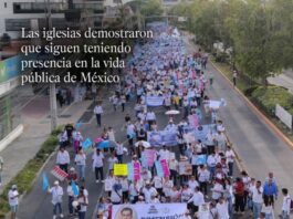 Las iglesias vuelven a ocupar el espacio público Vista aérea de una multitud participando en una marcha provida en una avenida urbana de México, con pancartas, globos azules y contingentes religiosos caminando de manera pacífica.