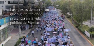 Las iglesias vuelven a ocupar el espacio público Vista aérea de una multitud participando en una marcha provida en una avenida urbana de México, con pancartas, globos azules y contingentes religiosos caminando de manera pacífica.