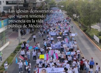 Las iglesias vuelven a ocupar el espacio público Vista aérea de una multitud participando en una marcha provida en una avenida urbana de México, con pancartas, globos azules y contingentes religiosos caminando de manera pacífica.