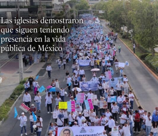 Las iglesias vuelven a ocupar el espacio público Vista aérea de una multitud participando en una marcha provida en una avenida urbana de México, con pancartas, globos azules y contingentes religiosos caminando de manera pacífica.