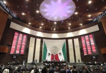 Diputados aprueban causal para anular elecciones por intervención extranjera Pleno de la Cámara de Diputados de México durante una sesión de votación en San Lázaro, con pantallas electrónicas mostrando resultados legislativos.