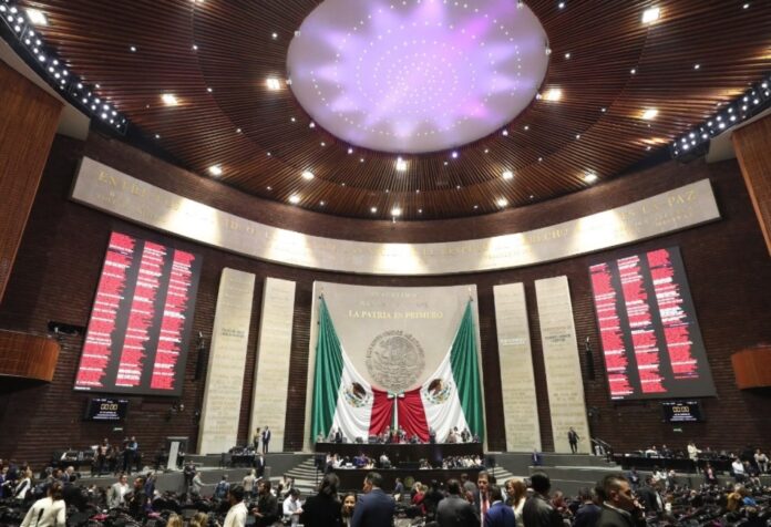 Pleno de la Cámara de Diputados de México durante una sesión de votación en San Lázaro, con pantallas electrónicas mostrando resultados legislativos.
