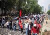 CNTE confirma paro nacional indefinido y anuncia mega marcha hacia el Zócalo de la CDMX Contingente de maestros de la CNTE marcha sobre Paseo de la Reforma en la Ciudad de México con pancartas, banderas y sombrillas durante una protesta magisterial.