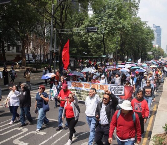 CNTE confirma paro nacional indefinido y anuncia mega marcha hacia el Zócalo de la CDMX Contingente de maestros de la CNTE marcha sobre Paseo de la Reforma en la Ciudad de México con pancartas, banderas y sombrillas durante una protesta magisterial.