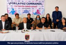 ¿Qué significa la caminata convocada por iglesias en Querétaro? Rueda de prensa en Querétaro donde representantes católicos y evangélicos anuncian la caminata del 16 de mayo frente a un cartel con mensajes sobre paz y familia.