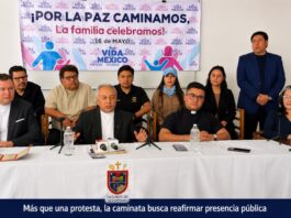 ¿Qué significa la caminata convocada por iglesias en Querétaro? Rueda de prensa en Querétaro donde representantes católicos y evangélicos anuncian la caminata del 16 de mayo frente a un cartel con mensajes sobre paz y familia.
