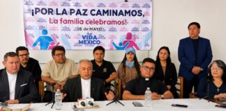 ¿Qué significa la caminata convocada por iglesias en Querétaro? Rueda de prensa en Querétaro donde representantes católicos y evangélicos anuncian la caminata del 16 de mayo frente a un cartel con mensajes sobre paz y familia.