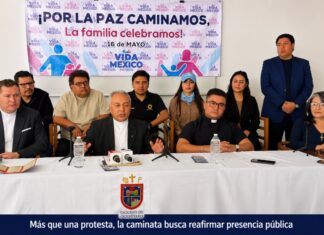 ¿Qué significa la caminata convocada por iglesias en Querétaro? Rueda de prensa en Querétaro donde representantes católicos y evangélicos anuncian la caminata del 16 de mayo frente a un cartel con mensajes sobre paz y familia.