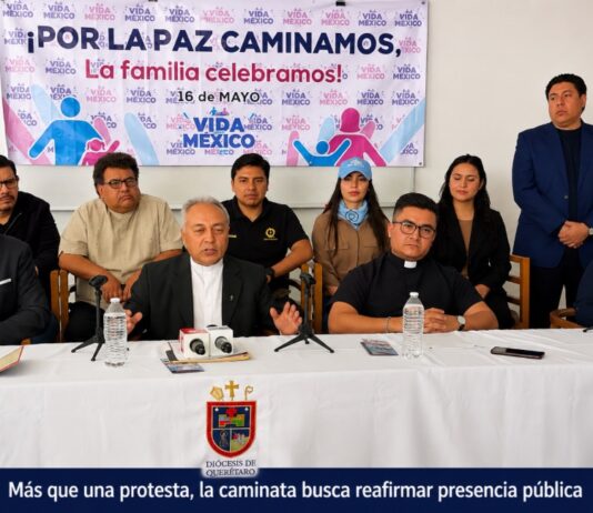 ¿Qué significa la caminata convocada por iglesias en Querétaro? Rueda de prensa en Querétaro donde representantes católicos y evangélicos anuncian la caminata del 16 de mayo frente a un cartel con mensajes sobre paz y familia.