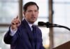 Marco Rubio, culpa a GAESA de la pobreza extrema en Cuba y sugiere ayudar sin intervención del gobierno cubano Marco Rubio habla frente a un micrófono mientras señala con la mano durante un discurso sobre Cuba y la economía de la isla.