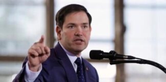 Marco Rubio, culpa a GAESA de la pobreza extrema en Cuba y sugiere ayudar sin intervención del gobierno cubano Marco Rubio habla frente a un micrófono mientras señala con la mano durante un discurso sobre Cuba y la economía de la isla.