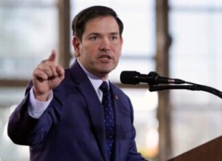 Marco Rubio, culpa a GAESA de la pobreza extrema en Cuba y sugiere ayudar sin intervención del gobierno cubano Marco Rubio habla frente a un micrófono mientras señala con la mano durante un discurso sobre Cuba y la economía de la isla.