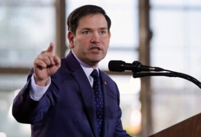 Marco Rubio habla frente a un micrófono mientras señala con la mano durante un discurso sobre Cuba y la economía de la isla.