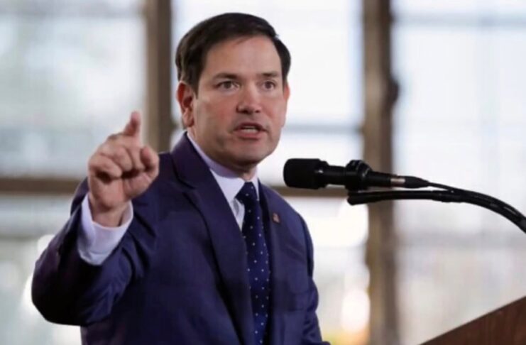 Marco Rubio, culpa a GAESA de la pobreza extrema en Cuba y sugiere ayudar sin intervención del gobierno cubano Marco Rubio habla frente a un micrófono mientras señala con la mano durante un discurso sobre Cuba y la economía de la isla.