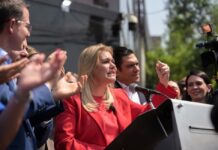 Maru Campos evade testimonio ante la FGR y convierte el caso en acto político Maru Campos habla ante medios de comunicación acompañada por dirigentes panistas durante un acto político realizado afuera de instalaciones de la Fiscalía General de la República.