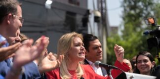 Maru Campos evade testimonio ante la FGR y convierte el caso en acto político Maru Campos habla ante medios de comunicación acompañada por dirigentes panistas durante un acto político realizado afuera de instalaciones de la Fiscalía General de la República.