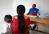 Médicos cubanos sostienen atención médica en zonas de riesgo de Sinaloa Consulta médica en una unidad de salud rural de Sinaloa, donde un médico cubano atiende a una mujer y una menor de edad en una comunidad apartada.
