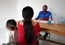 Médicos cubanos sostienen atención médica en zonas de riesgo de Sinaloa Consulta médica en una unidad de salud rural de Sinaloa, donde un médico cubano atiende a una mujer y una menor de edad en una comunidad apartada.