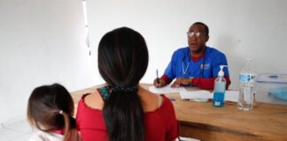 Médicos cubanos sostienen atención médica en zonas de riesgo de Sinaloa Consulta médica en una unidad de salud rural de Sinaloa, donde un médico cubano atiende a una mujer y una menor de edad en una comunidad apartada.