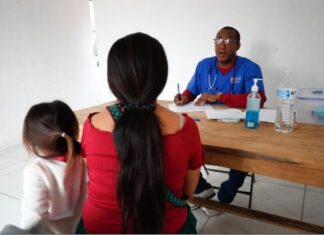 Médicos cubanos sostienen atención médica en zonas de riesgo de Sinaloa Consulta médica en una unidad de salud rural de Sinaloa, donde un médico cubano atiende a una mujer y una menor de edad en una comunidad apartada.