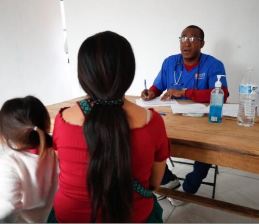 Médicos cubanos sostienen atención médica en zonas de riesgo de Sinaloa Consulta médica en una unidad de salud rural de Sinaloa, donde un médico cubano atiende a una mujer y una menor de edad en una comunidad apartada.