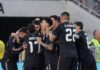 México vence a Australia y afina detalles rumbo al Mundial 2026 Futbolistas de la selección mexicana, vestidos con uniforme negro, se abrazan y celebran en grupo durante un partido contra Australia en el Rose Bowl de Pasadena.