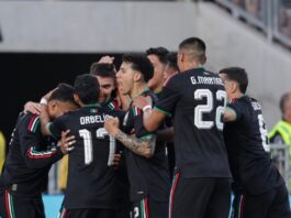 México vence a Australia y afina detalles rumbo al Mundial 2026 Futbolistas de la selección mexicana, vestidos con uniforme negro, se abrazan y celebran en grupo durante un partido contra Australia en el Rose Bowl de Pasadena.