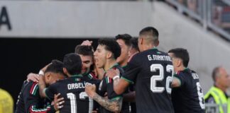 México vence a Australia y afina detalles rumbo al Mundial 2026 Futbolistas de la selección mexicana, vestidos con uniforme negro, se abrazan y celebran en grupo durante un partido contra Australia en el Rose Bowl de Pasadena.