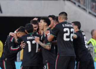 México vence a Australia y afina detalles rumbo al Mundial 2026 Futbolistas de la selección mexicana, vestidos con uniforme negro, se abrazan y celebran en grupo durante un partido contra Australia en el Rose Bowl de Pasadena.