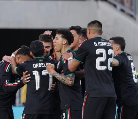 México vence a Australia y afina detalles rumbo al Mundial 2026 Futbolistas de la selección mexicana, vestidos con uniforme negro, se abrazan y celebran en grupo durante un partido contra Australia en el Rose Bowl de Pasadena.