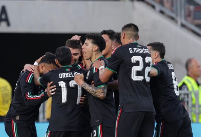 México Australia Futbolistas de la selección mexicana, vestidos con uniforme negro, se abrazan y celebran en grupo durante un partido contra Australia en el Rose Bowl de Pasadena.