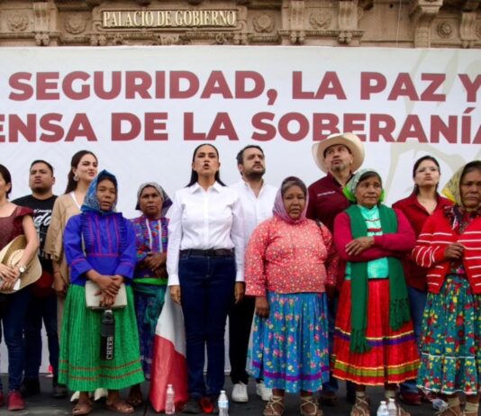 Morena tomó las calles de Chihuahua entre consignas de soberanía, tensión política y una movilización menor a la esperada Dirigentes y simpatizantes de Morena durante una concentración frente al Palacio de Gobierno de Chihuahua, con una manta de gran tamaño sobre soberanía, seguridad y paz.