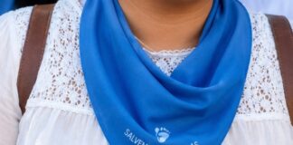 El límite del movimiento provida: ¿qué entiende exactamente por vida? Primer plano de una mujer portando un pañuelo azul con la frase “Salvemos las 2 vidas”, símbolo utilizado en movilizaciones provida en México.