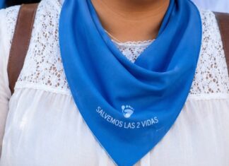 El límite del movimiento provida: ¿qué entiende exactamente por vida? Primer plano de una mujer portando un pañuelo azul con la frase “Salvemos las 2 vidas”, símbolo utilizado en movilizaciones provida en México.