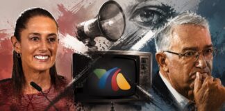 Decir “no vean TV Azteca” no es censura Composición artística que muestra a la presidenta de México y a Ricardo Salinas Pliego en lados opuestos, con una televisión al centro y elementos simbólicos relacionados con medios de comunicación, vigilancia y justicia.