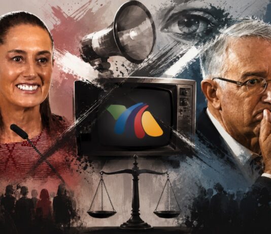 Decir “no vean TV Azteca” no es censura Composición artística que muestra a la presidenta de México y a Ricardo Salinas Pliego en lados opuestos, con una televisión al centro y elementos simbólicos relacionados con medios de comunicación, vigilancia y justicia.