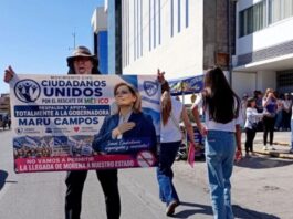 Seguidores de Maru Campos solicitan “ayuda” extranjera y terminan contradiciendo el discurso político Manifestantes sostienen una lona de apoyo a Maru Campos durante una protesta frente a la Fiscalía General de la República en Chihuahua.