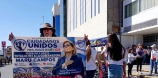 Seguidores de Maru Campos solicitan “ayuda” extranjera y terminan contradiciendo el discurso político Manifestantes sostienen una lona de apoyo a Maru Campos durante una protesta frente a la Fiscalía General de la República en Chihuahua.