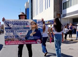 Seguidores de Maru Campos solicitan “ayuda” extranjera y terminan contradiciendo el discurso político Manifestantes sostienen una lona de apoyo a Maru Campos durante una protesta frente a la Fiscalía General de la República en Chihuahua.
