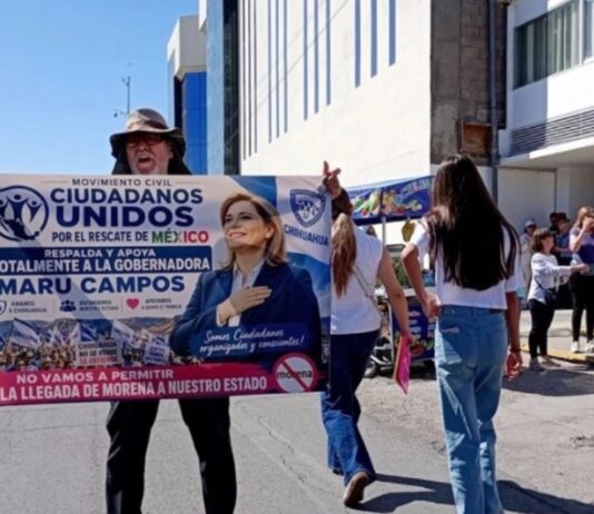 Seguidores de Maru Campos solicitan “ayuda” extranjera y terminan contradiciendo el discurso político Manifestantes sostienen una lona de apoyo a Maru Campos durante una protesta frente a la Fiscalía General de la República en Chihuahua.