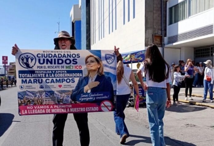 Piden ayuda a EEUU para defender a Maru Campos Manifestantes sostienen una lona de apoyo a Maru Campos durante una protesta frente a la Fiscalía General de la República en Chihuahua.